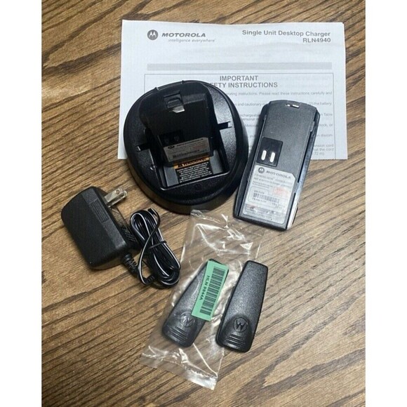 Motorola RLN4940 Desk Top Charger 2 Rechargeable NiMH Battery 2 Belt Clips NEW - Picture 1 of 12